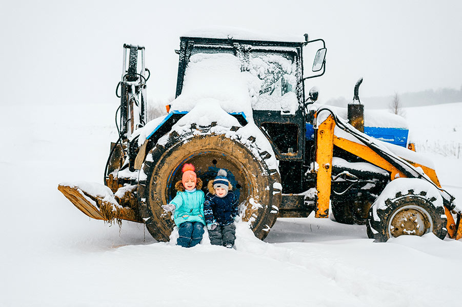 Winterurlaub auf einem verschneiten Bauernhof
